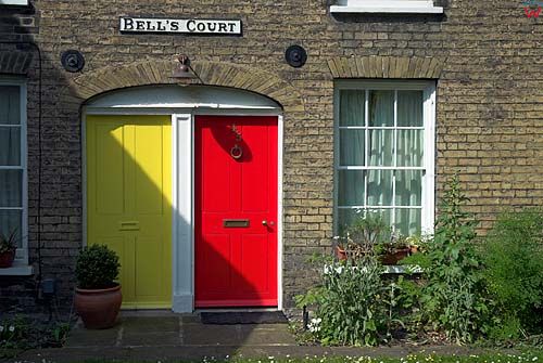 Cambridge. Kolorowe drzwi posesji.